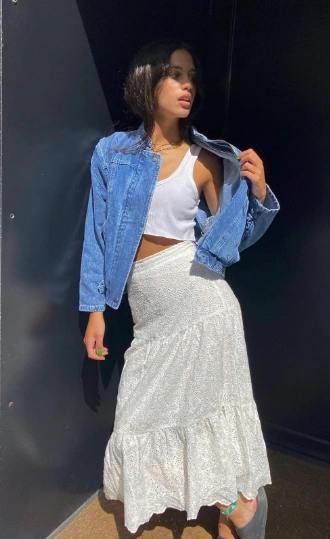 21+ Flattering Lace Skirt Outfits for a Glam Look